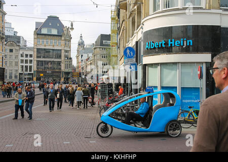 Amsterdam, Niederlande - Oktober 03, 2015: Touristen zu Fuß in der Altstadt Stockfoto