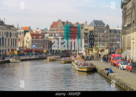 Amsterdam, Niederlande - Oktober 03, 2015: Touristische Boote auf dem Kanal von Amsterdam Stockfoto