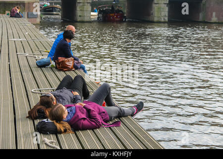 Amsterdam, Niederlande - Oktober 03, 2015: die Menschen an Liegeplätzen in der Nähe der Wasser ruhen Stockfoto