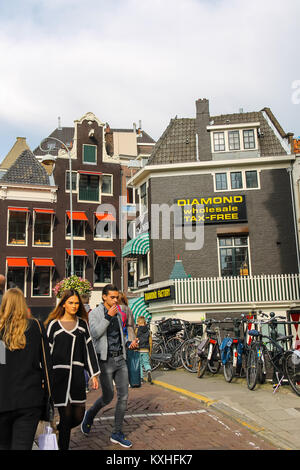 Amsterdam, Niederlande - Oktober 03, 2015: die Menschen erwachen in histiric Stadtzentrum Stockfoto