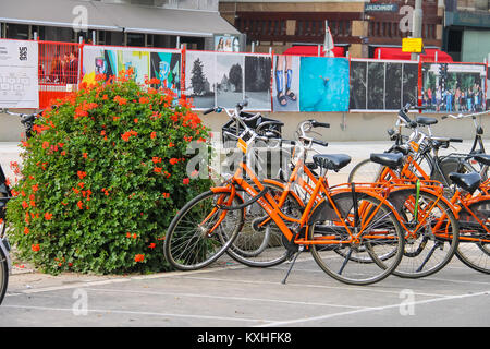 Amsterdam, Niederlande - Oktober 03, 2015: Abgestellte Fahrräder auf der malerischen Stadt. Stockfoto