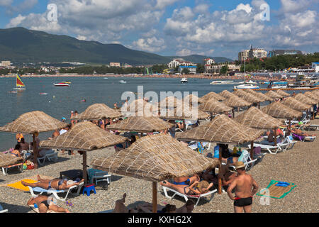 Gelendschik, die Region Krasnodar, Russland - 16 Juli 2015: Viele mit einem Rest Leute am Strand 'Gärten Meere" im Resort Stadt Gelendschik Stockfoto