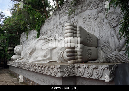 NHA TRANG, VIETNAM - ca. Januar 2017 Große Buddha Statue im Long Son Pagode Stockfoto