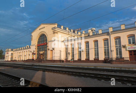 Voronezh, Russland - Juli 24, 2015: Bahnhof Gebäude in der Stadt Voronezh in der untergehenden Sonne Stockfoto