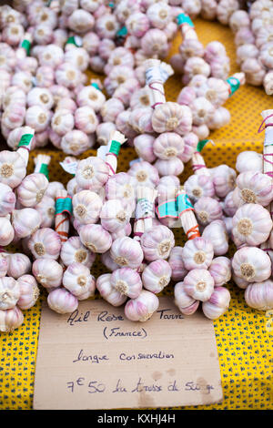 Frischer Knoblauch Bündel in den provenzalischen Markt. Stockfoto