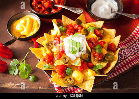 Nachos mit Salsa, Käse und jalapeno Stockfoto