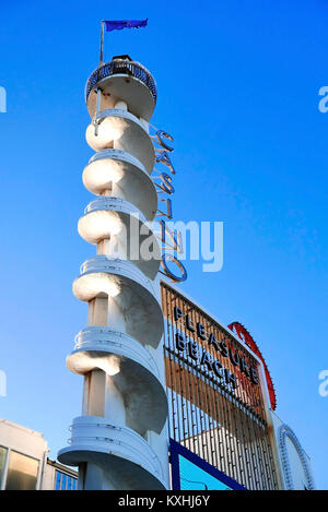 Pleasure Beach White Tower Casino von dem Architekten Frank Emberton 1938 entworfen Stockfoto