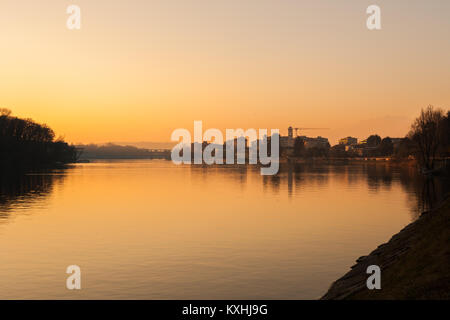 Sonnenuntergang auf der Riverside in Sesto Calende, Lago Maggiore, Ticino, Varese, Lombardei, Italien Stockfoto