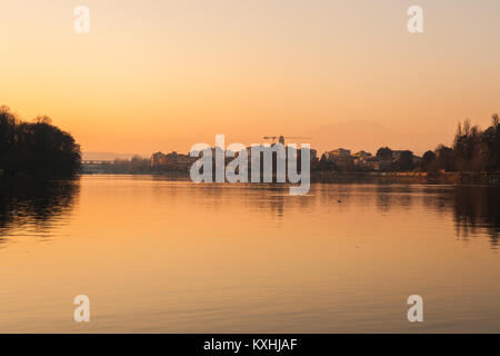 Sonnenuntergang auf der Riverside in Sesto Calende, Lago Maggiore, Ticino, Varese, Lombardei, Italien Stockfoto