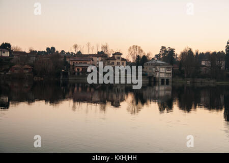 Sonnenuntergang auf der Riverside in Sesto Calende, Lago Maggiore, Ticino, Varese, Lombardei, Italien Stockfoto