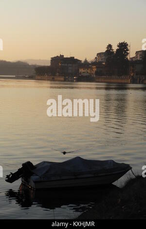 Sonnenuntergang auf der Riverside in Sesto Calende, Lago Maggiore, Ticino, Varese, Lombardei, Italien Stockfoto