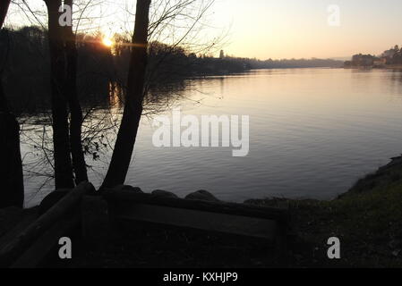 Sonnenuntergang auf der Riverside in Sesto Calende, Lago Maggiore, Ticino, Varese, Lombardei, Italien Stockfoto