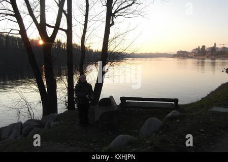 Sonnenuntergang auf der Riverside in Sesto Calende, Lago Maggiore, Ticino, Varese, Lombardei, Italien Stockfoto