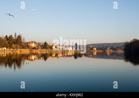 Sonnenuntergang auf der Riverside in Sesto Calende, Lago Maggiore, Ticino, Varese, Lombardei, Italien Stockfoto