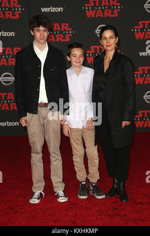 Premiere von Disney Pictures und Lucasfilm's Star Wars: Der letzte Jedi' im Shrine Auditorium in Los Angeles, Kalifornien. Mit: Carrie-Anne Moss, Frances Beatrice Roy, Jaden Roy, Owen Roy Wo: Los Angeles, Kalifornien, Vereinigte Staaten, wenn: 09 Dez 2017 Credit: FayesVision/WENN.com Stockfoto