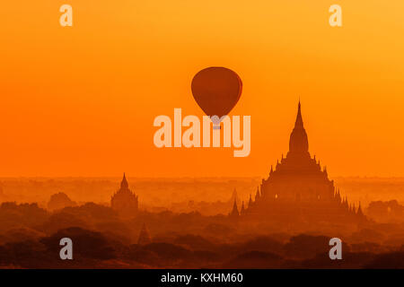 Mit dem Heißluftballon über Pagode in Bagan bei Sonnenaufgang, Myanmar Stockfoto