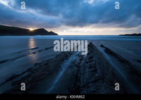 Crackington Haven bei Sonnenuntergang an der Küste von North Cornwall. Stockfoto