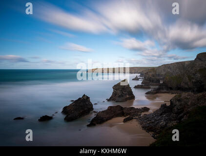 Das Meer Stapel an Bedruthan Steps auf der nördlichen Küste von Cornwall. Stockfoto