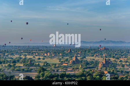 Heißluft-Ballone in den Himmel über schöne Pagoden bei Sonnenaufgang, Myanmar Stockfoto