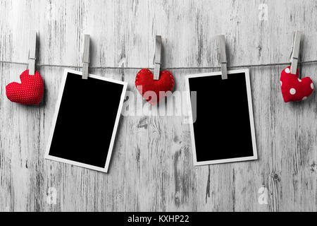 Instant Photo Frame und liebe herz Seil auf Holz- strukturierten Hintergrund verstiftet Stockfoto