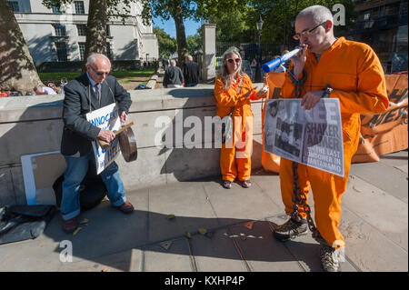 Speichern Shaker Aamer Kampagne, die die regelmäßige wöchentliche Proteste vor dem Parlament gehalten haben seine Freilassung zu fordern feiern die News ist er frei nach 14 Jahren ohne Anklage oder Gerichtsverfahren eingestellt werden. Sie wollen ihn sofort zurück zu kommen. Stockfoto