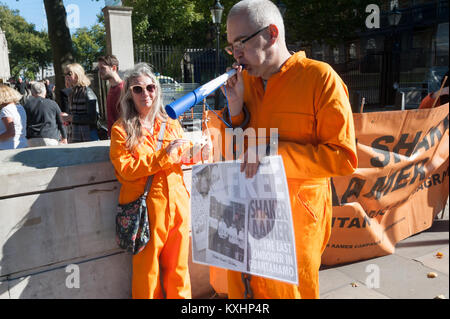 Speichern Shaker Aamer Kampagne, die die regelmäßige wöchentliche Proteste vor dem Parlament gehalten haben seine Freilassung zu fordern feiern die News ist er frei nach 14 Jahren ohne Anklage oder Gerichtsverfahren eingestellt werden. Sie wollen ihn sofort zurück zu kommen. Stockfoto