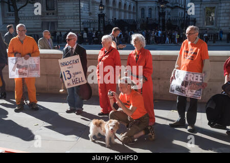 Die Demonstranten gegenüber Downing St hören zu reden als das Speichern Shaker Aamer Kampagne, die wöchentliche mahnwachen vor dem Parlament gehalten haben, feiern die Nachricht von seinem bevorstehenden Release. Stockfoto