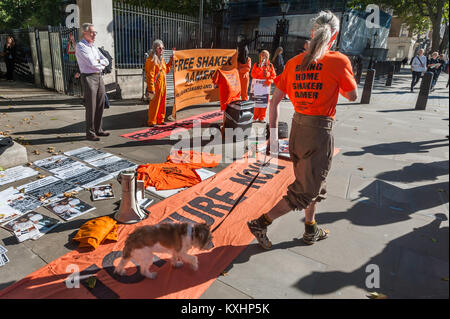 Freude Hurcombe des Save-Shaker Aamer Kampagne spricht über die Nachricht, dass Shaker Aamer, gefoltert und ohne Anklage oder Gerichtsverfahren statt für 14 Jahre in Guantanamo und Bagram ist freigegeben werden, sagte er sofort zurück zu seiner Familie gebracht werden sollte. Stockfoto