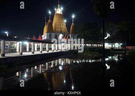 HPA EIN, MYANMAR - ca. April 2017 zentrale paya bei Nacht Stockfoto