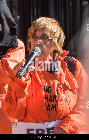 Freude Hurcombe des Save-Shaker Aamer Kampagne spricht über die Nachricht, dass Shaker Aamer, gefoltert und ohne Anklage oder Gerichtsverfahren statt für 14 Jahre in Guantanamo und Bagram ist freigegeben werden, sagte er sofort zurück zu seiner Familie gebracht werden sollte. Stockfoto