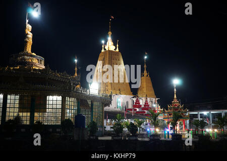 HPA EIN, MYANMAR - ca. April 2017 zentrale paya bei Nacht Stockfoto