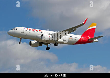 Iberia Airbus A 320-216 EG-LXQ Landung in London Heathrow. Stockfoto