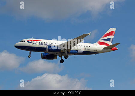 British Airways Airbus A 319-131 G-EUOE Landung in London Heathrow. Stockfoto