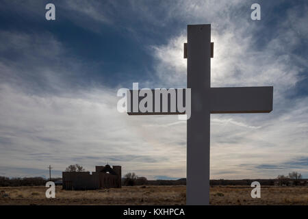Las Mesitas, Colorado - ein Kreuz in Las Mesitas katholischen Friedhof. Auf der linken Seite befinden sich die Ruinen des San Isidro (San Isidor) Katholischen Kirche, die des wurde Stockfoto