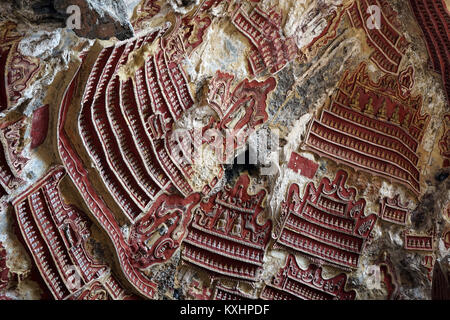 HPA EIN, MYANMAR - ca. April 2017 Buddhas auf der Wand in Kaw Goon Höhle Stockfoto