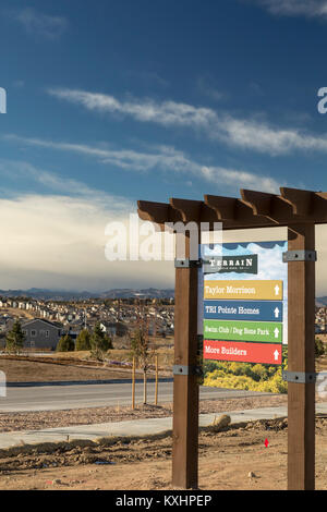 Castle Rock, Colorado - ein Schild weist auf die neuen Gehäuse in den schnell wachsenden städtischen Flur Front Range in der Nähe von Denver. Stockfoto