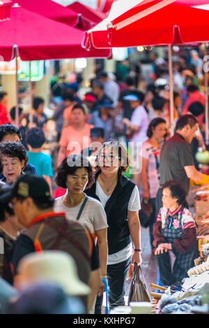 Nampodong gukje Markt oder internationalen Markt ist ein Markt in Sinchang-dong, Jung, Bezirk, Stadt, Yeongnam Busan, Südkorea. Stockfoto