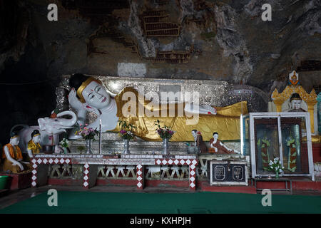 HPA EIN, MYANMAR - ca. April 2017 große schlafende Buddha in Kaw Goon Höhle Stockfoto