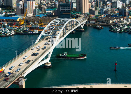 Busandaegyo Brücke am Hafen von Busan, Die Brücke verbindet die Stadtteile Yeongdo Bezirk und Jung. Yeongnam, Südkorea. Stockfoto