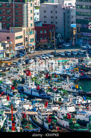 Südkorea, Yeongnam Region, Busan, Busan Hafen mit Blick auf den Hafen mit Fischerbooten am Jagalchi Fischmarkt. Stockfoto