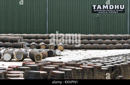 SPEYSIDE WHISKY DESTILLERIE TAMDHU MIT FÄSSERN IM WINTER SCHNEE ENTLANG DES SPEYSIDE METHODE SCHOTTLAND Stockfoto