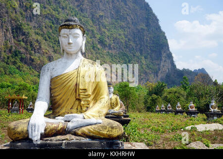 HPA EIN, MYANMAR - ca. April 2017 Buddha Statuen gesäumt in Reihen am Fuße des Mount Zwegabin Stockfoto