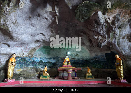 HPA EIN, MYANMAR - ca. April 2017 Buddhas in Saddar Höhle Stockfoto