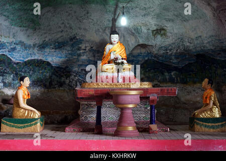 HPA EIN, MYANMAR - ca. April 2017 Buddhas in Saddar Höhle Stockfoto