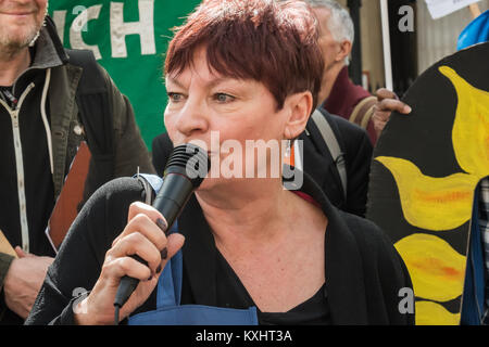 Mutter Generalsekretär Christine Gebläse spricht auf der Kundgebung mit 100 Luftballons für 100 Tage Streik gegen die Privatisierung von PCS National Gallery Visitor Services Personal. Stockfoto