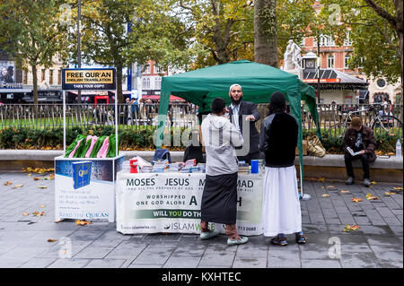 Muslimische bietet eine kostenlose Kopie des Koran auf die London Street Stockfoto