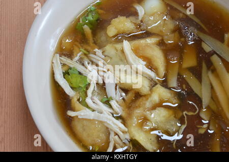 Geschmorter Fisch maw in roter Soße auf Schüssel Stockfoto