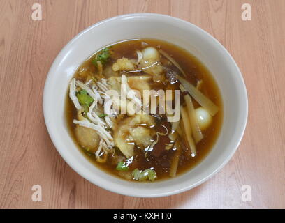 Geschmorter Fisch maw in roter Soße auf Schüssel Stockfoto