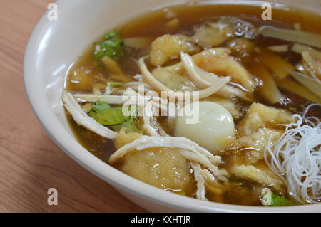 Geschmorter Fisch maw in roter Soße auf Schüssel Stockfoto