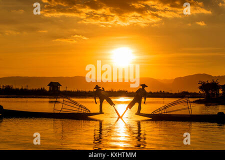 Inle Fischer bei Sonnenuntergang, Inle, Myanmar Stockfoto